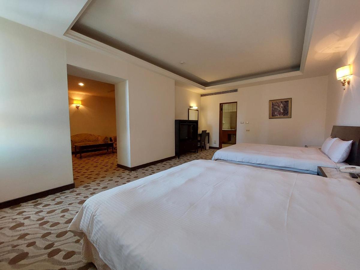 Herkang Hotel Taichung Buitenkant foto